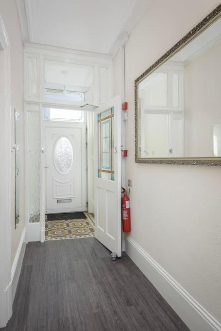 Barton Beachside - Stylish Studio Apartment, Double & Single - Central Beach & Promenade Location - Over 21'S, Family Friendly Only, Id Required Blackpool Ngoại thất bức ảnh
