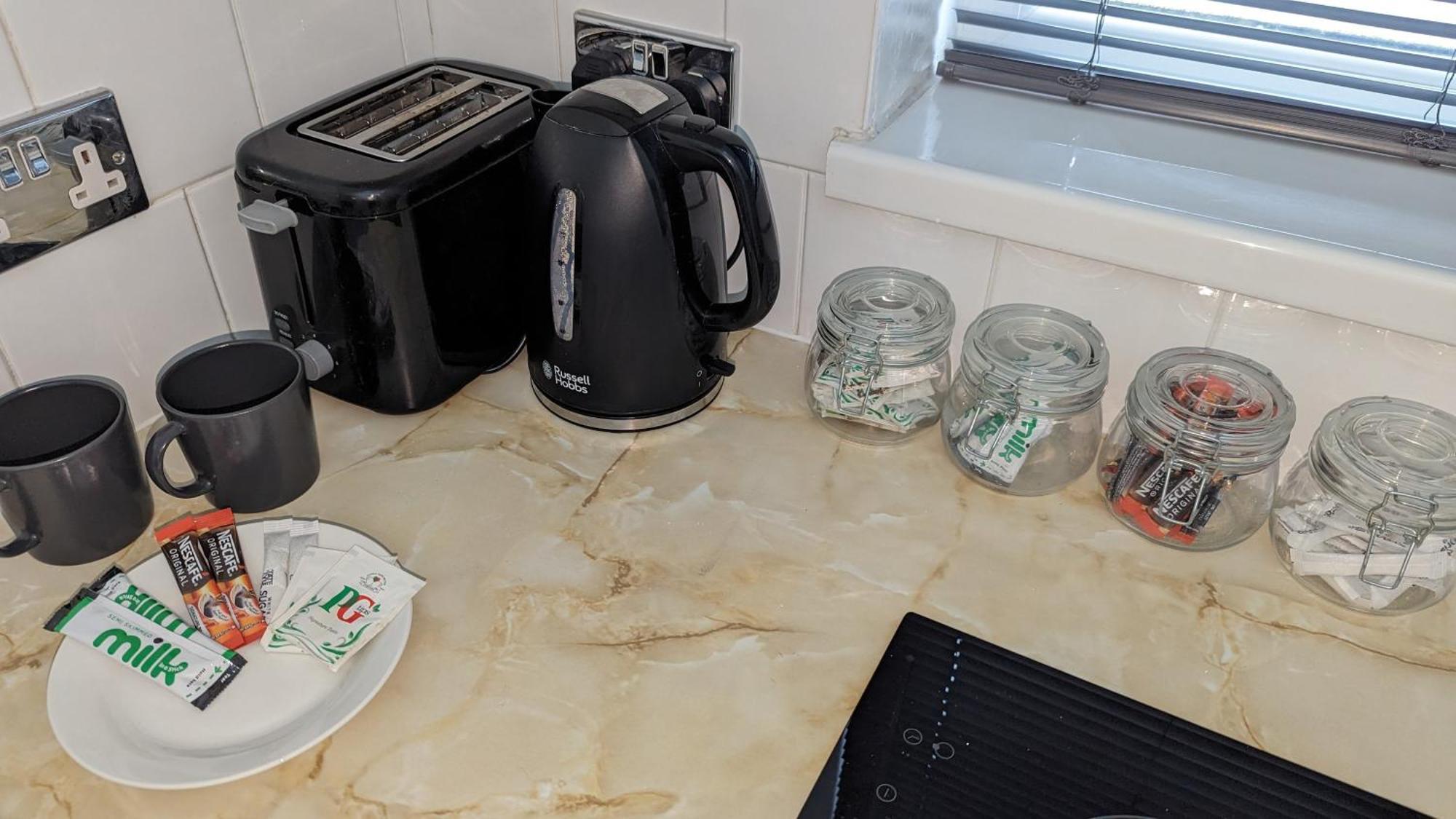 Barton Beachside - Stylish Studio Apartment, Double & Single - Central Beach & Promenade Location - Over 21'S, Family Friendly Only, Id Required Blackpool Ngoại thất bức ảnh